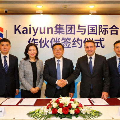 Kaiyun集团商务团队与国际合作伙伴签约仪式 - 双方代表在签约桌上握手合影