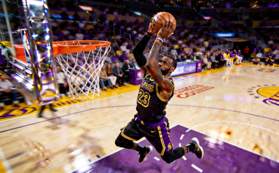 NBA篮球比赛精彩瞬间 - 球员扣篮动作